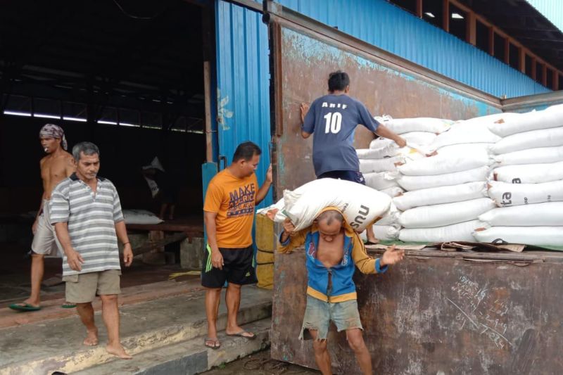 Bulog siapkan sembako untuk pasar murah pada HUT RI di PLBN Badau