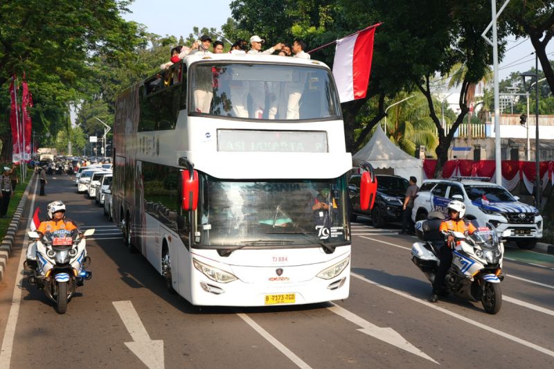 Bus tingkat khusus antar kontingen olimpiade menuju Istana Presiden