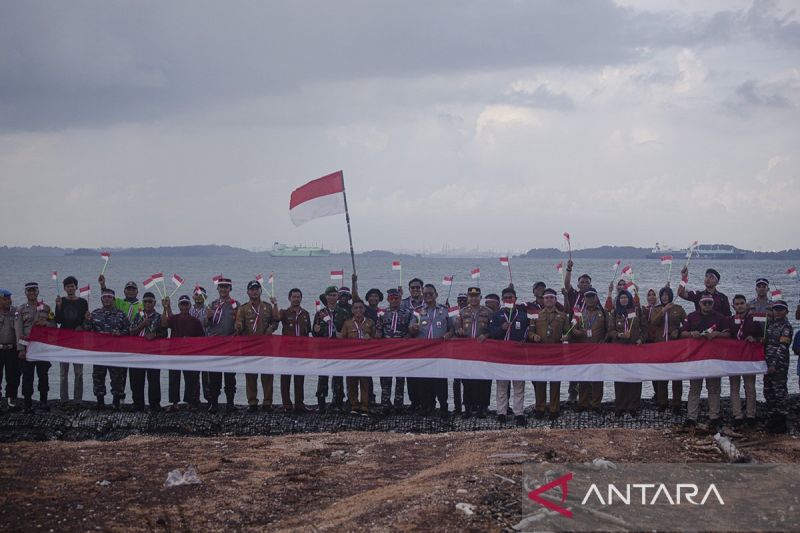 Pengibaran bendera Merah Putih di pulau terluar Batam