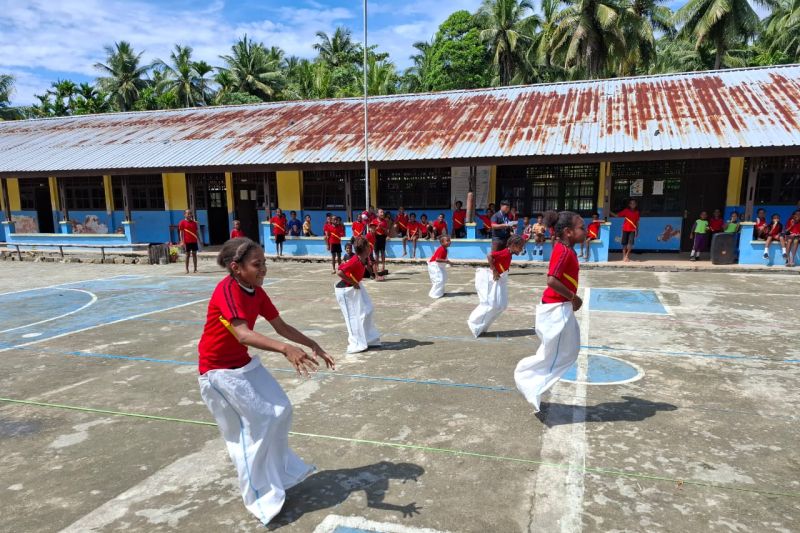 Satgas Pamtas gelar lomba balap karung sambut HUT Ke-79 RI