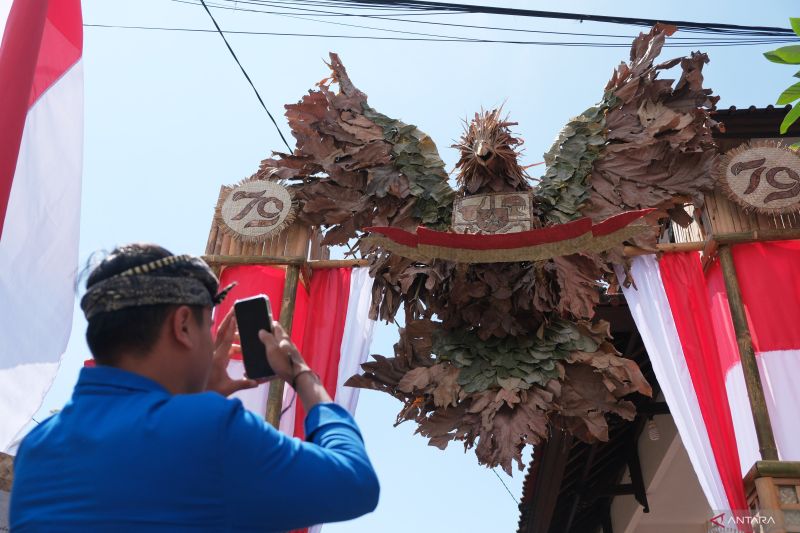 Garuda dari daun kering ikut lomba hias balai banjar di Bali