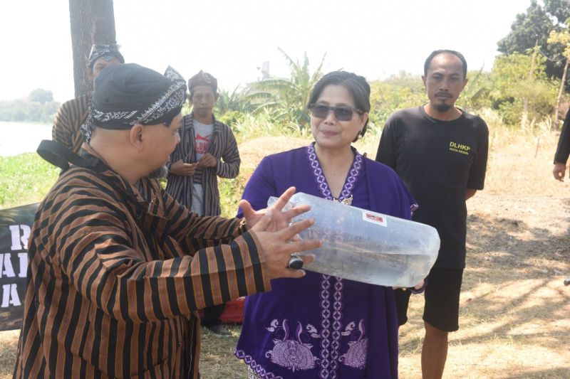 Pemkot Kediri tebar ribuan benih ikan di Sungai Brantas