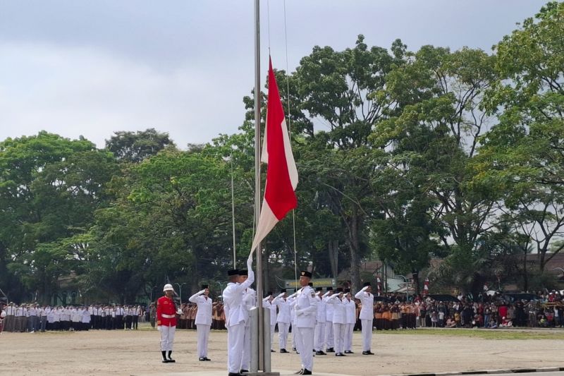 Pertama kali duplikat bendera pusaka berkibar di Bukittinggi