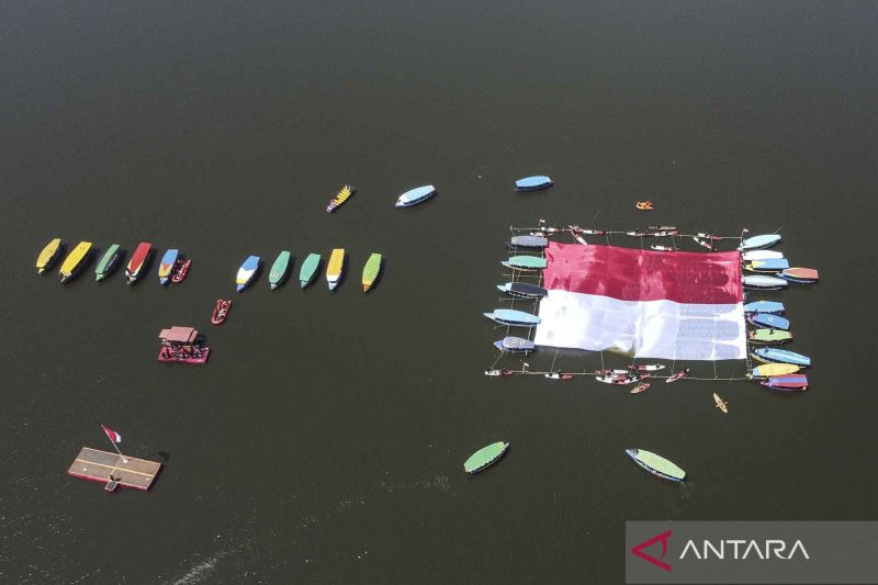 Pembentangan bendera merah putih bukti nasionalisme di hari kemerdekaan