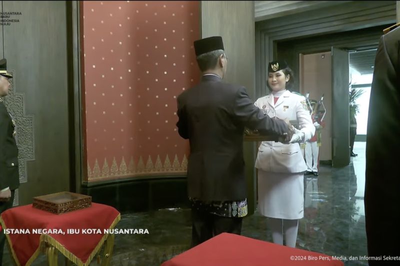 Kasetpres menyerahkan Sang Merah Putih ke Purna Paskibraka 2023