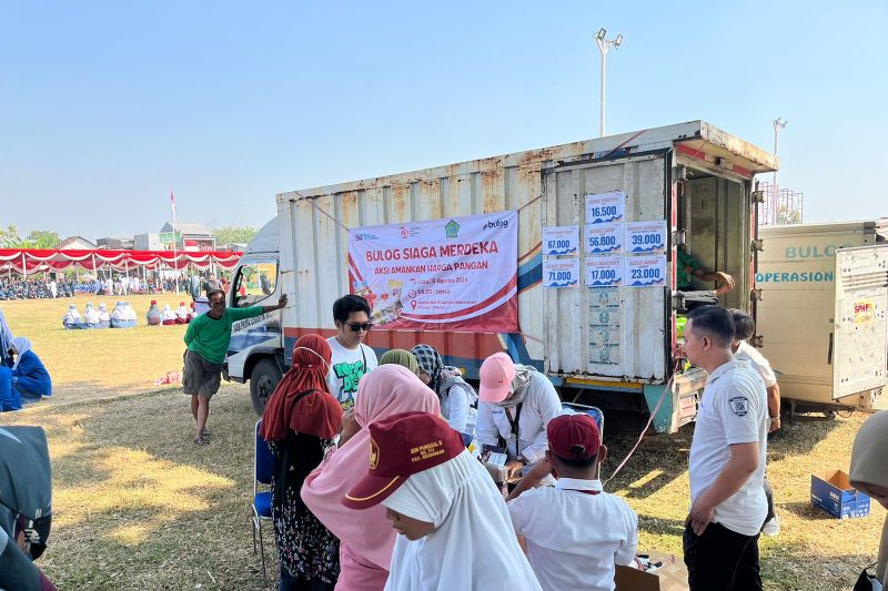 Bulog Jatim menggelontorkan pangan murah di 13  titik