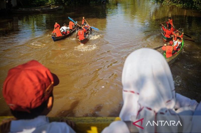 Murid SDN Basirih 10 Banjarmasin ikuti lomba balap "jukung"