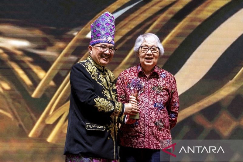 KBRI Singapura anugerahkan Adinata Award kepada Tommy Koh