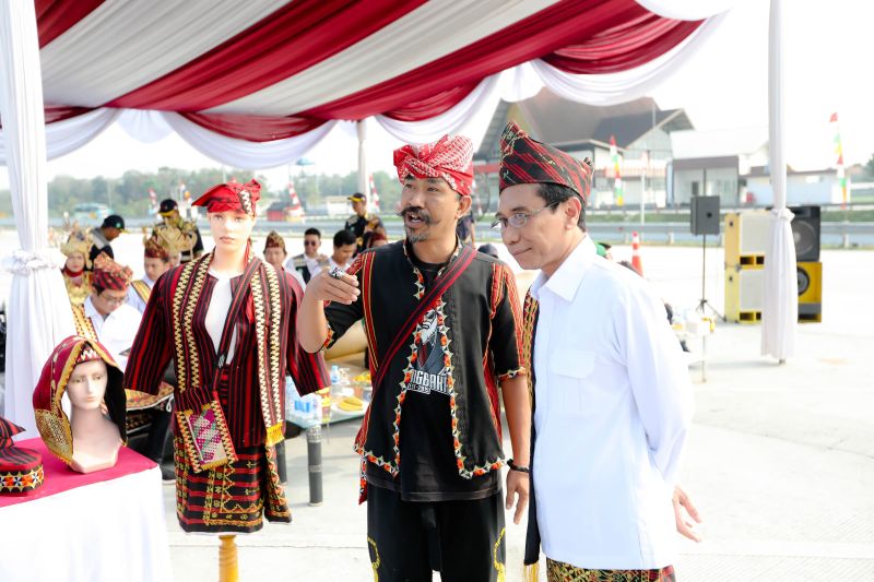 PT Hakaaston berikan bantuan ke UMK kain tapis khas Lampung