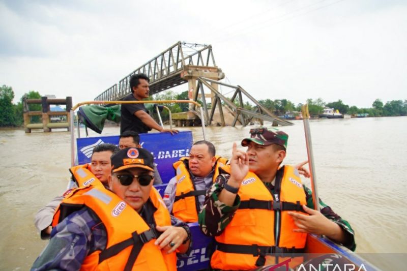 Perusahaan diminta ikut perbaiki Jembatan Lalan roboh ditabrak kapal