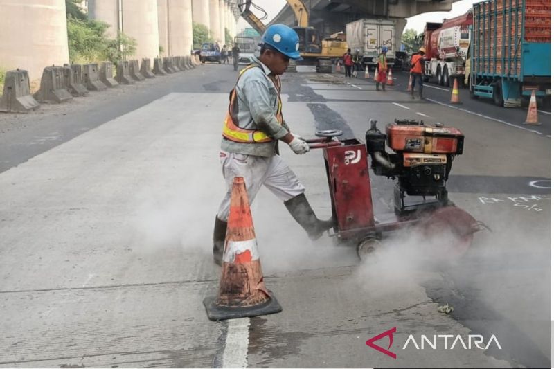 Jasamarga rekonstruksi jalan dan jembatan Tol Jakarta-Cikampek