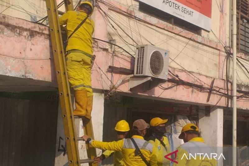 Jakbar rapikan kabel semrawut di Jalan Pancoran Raya