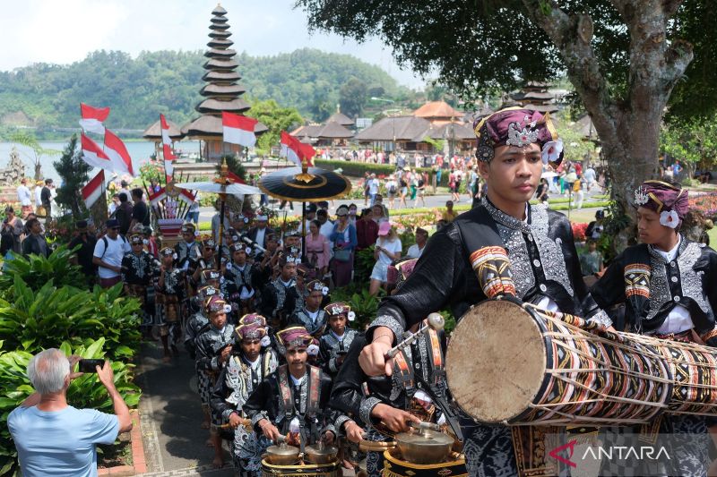 Meriahnya penutupan Festival Ulun Danu Beratan 2024 di Bali