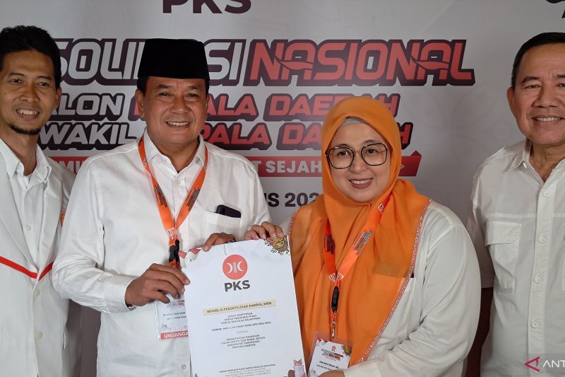 PKS serahkan B1 KWK kepada Maesyal Rasyid-Intan di Pilkada Tangerang