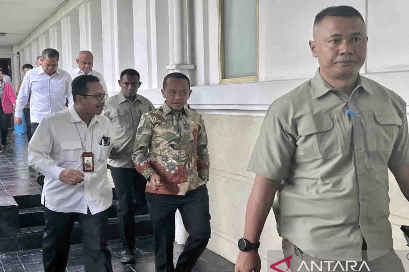 Bahlil rapim bersama jajaran Kementerian ESDM di hari pertama kerja