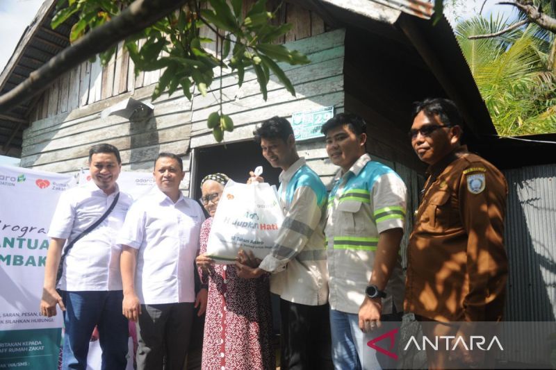 Nenek Khadijah bahagia dapat bantuan Adaro Hidupkan Hati 