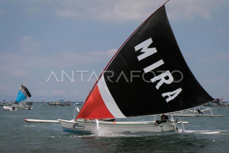 Lomba perahu layar di Pantai Ampenan Mataram