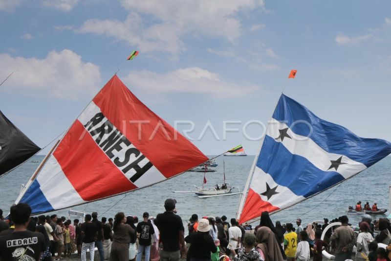 Lomba perahu layar di Pantai Ampenan Mataram