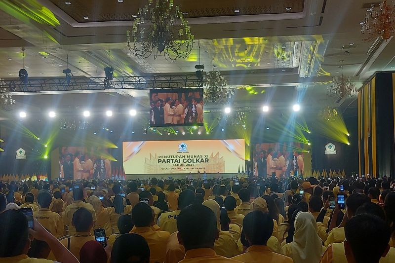 Pakai kemeja kuning, Jokowi hadiri penutupan Munas Golkar