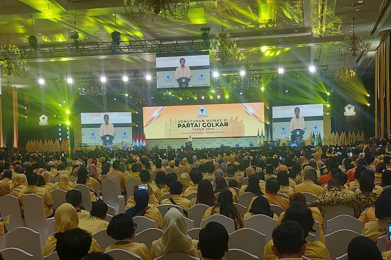 Jokowi kenakan pakaian kuning sebagai penghormatan untuk Munas Golkar