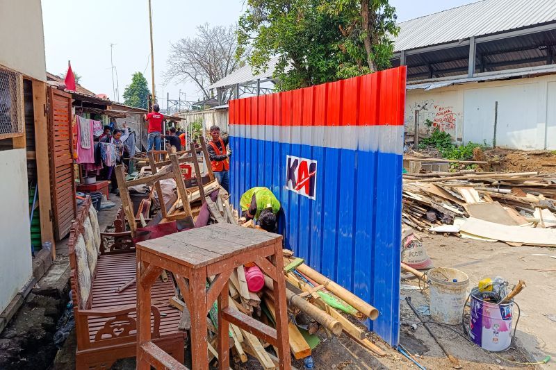 KAI bongkar bangunan liar di sekitar Depo Rangkasbitung