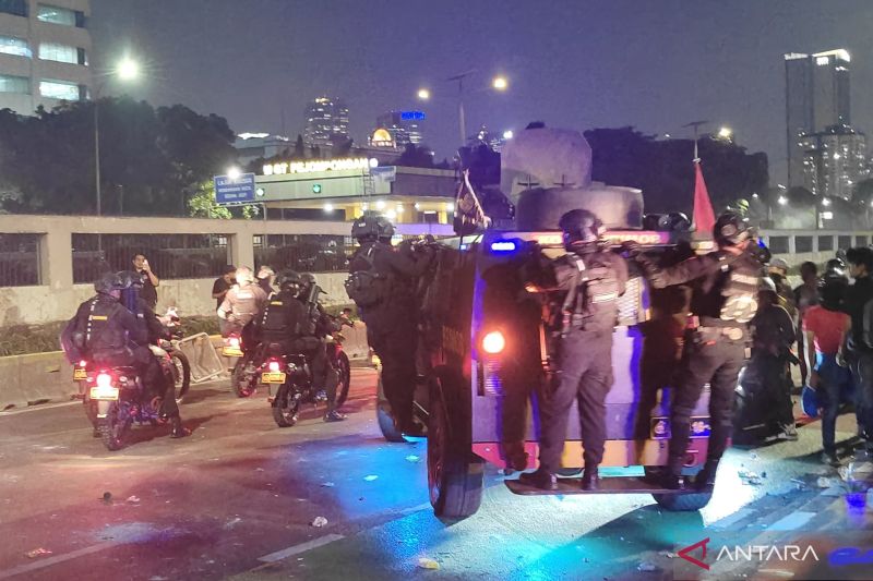 Polisi bubarkan paksa aksi massa di gedung DPR