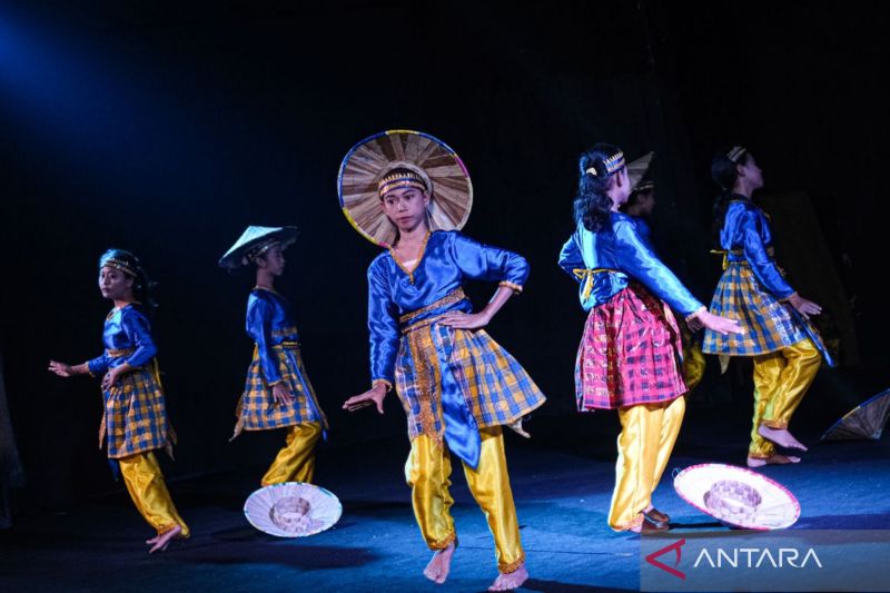 Perempuan pesisir Sultra gelar pentas seni dan budaya