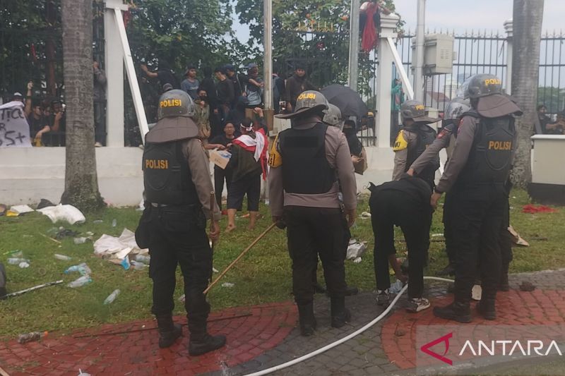 Polisi lindungi demonstran ambil air di selang halaman gedung DPR