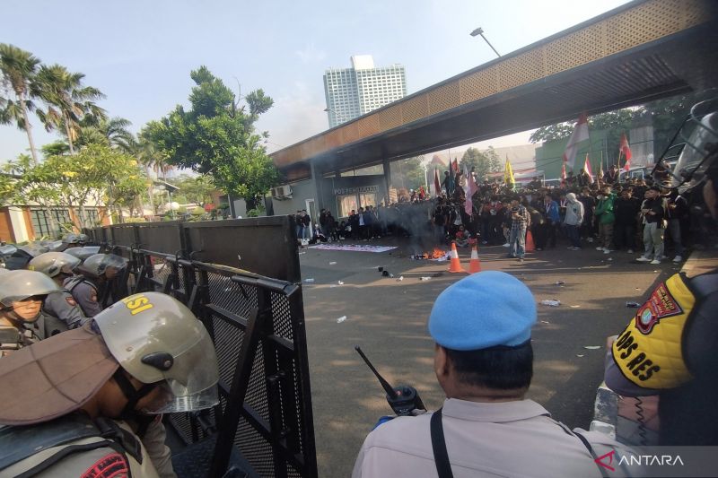 Polisi pasang barikade usai gerbang belakang DPR roboh oleh massa aksi