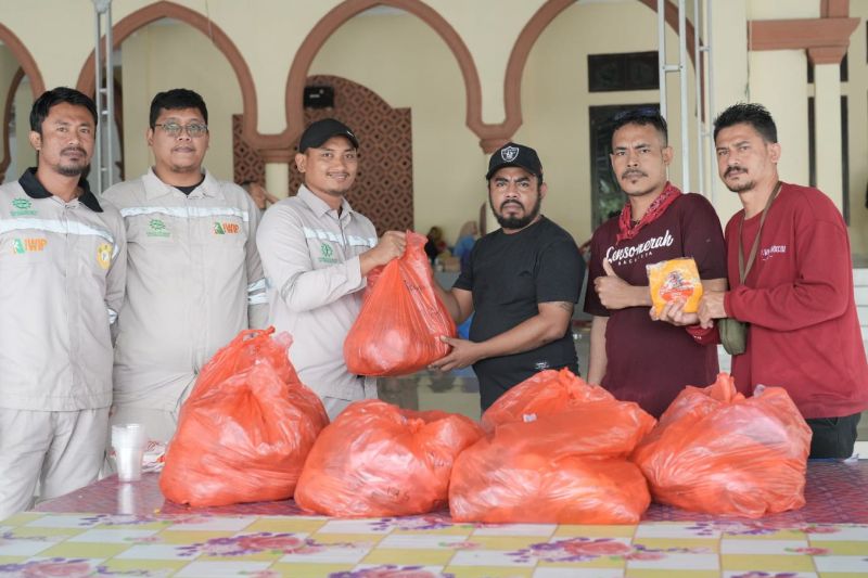 IWIP bantu kebutuhan pokok-perbaiki jalan usai banjir Halmahera Tengah