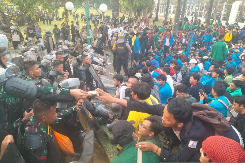 Personel Kodam Jaya layani demonstran mahasiswa dengan humanis