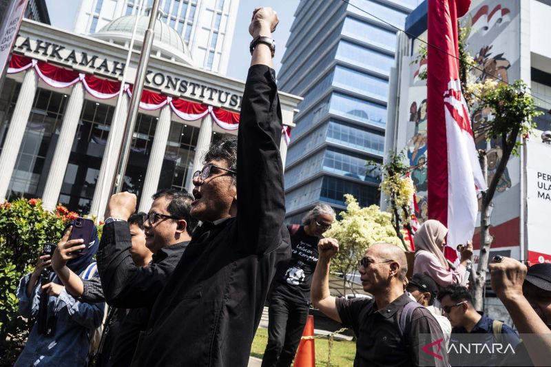 Aksi gabungan pengunjuk rasa kawal putusan Mahkamah Konstitusi 