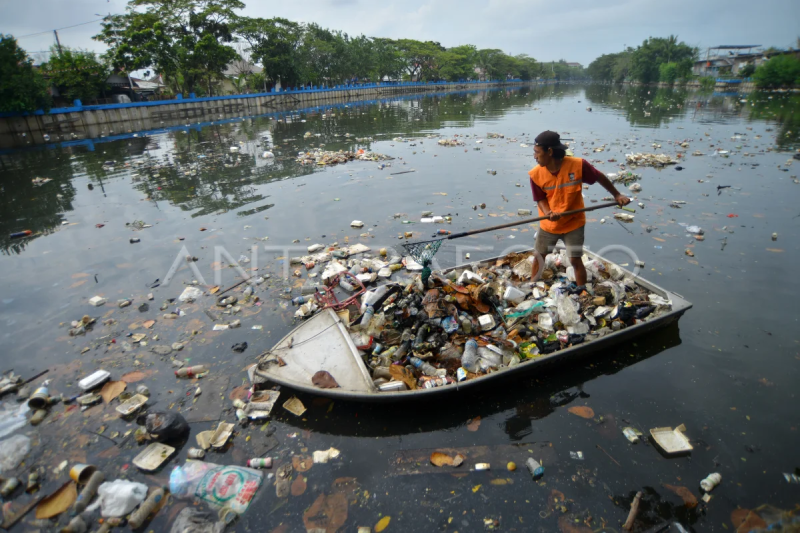 Upaya pencegahan sampah mengalir ke laut di Padang