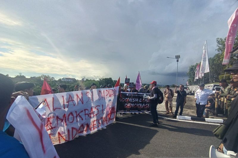 Jurnalis dan mahasiswa demo kawal putusan MK di kantor DPRD Kepri