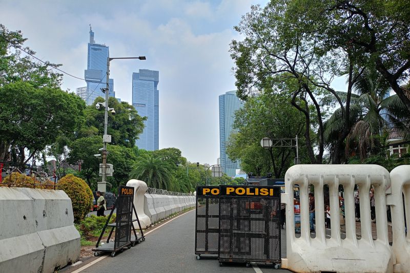 Polisi pasang barikade beton dan siagakan kendaraan taktis di KPU RI