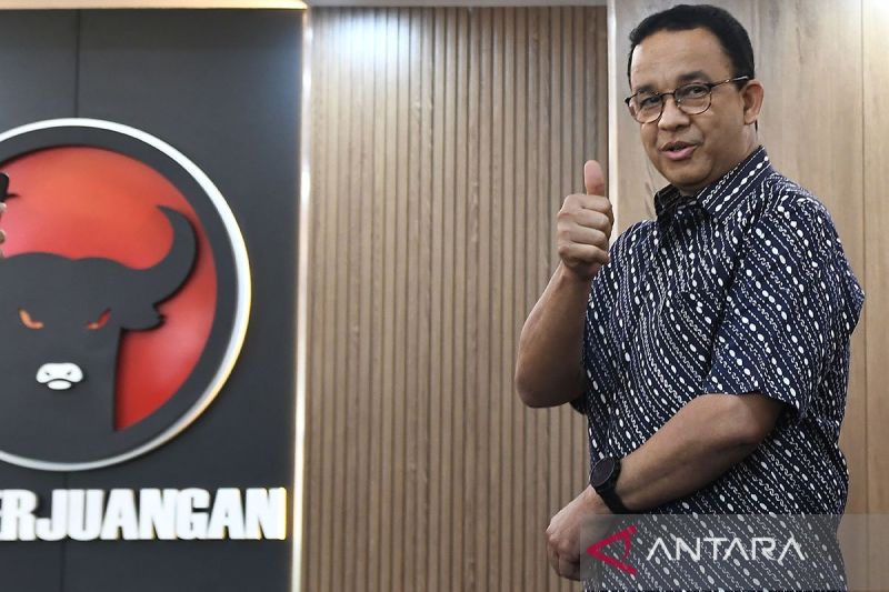 Anies kenakan seragam dengan latar belakang logo PDIP pada pekan ketiga Agustus, benarkah?