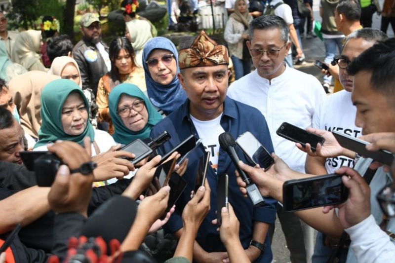 Pemprov Jabar beri sertifikasi halal-hak cipta ke ratusan pelaku UMKM