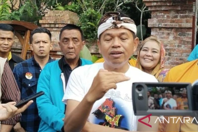 Dedi Mulyadi tampilkan seni dan budaya saat mendaftar ke KPU Jabar