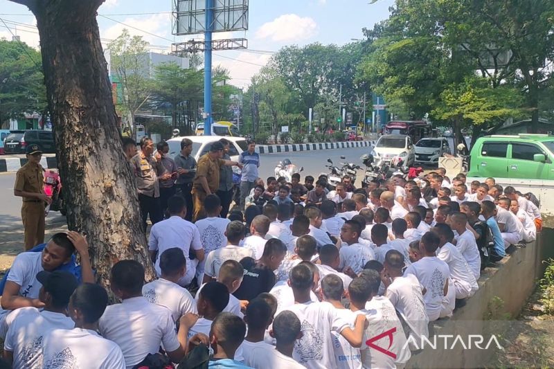 Polisi mengamankan 159 pelajar menyerang sekolah di Cirebon