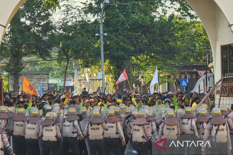 Polisi bubarkan paksa aksi mahasiswa di depan DPRD Kota Semarang