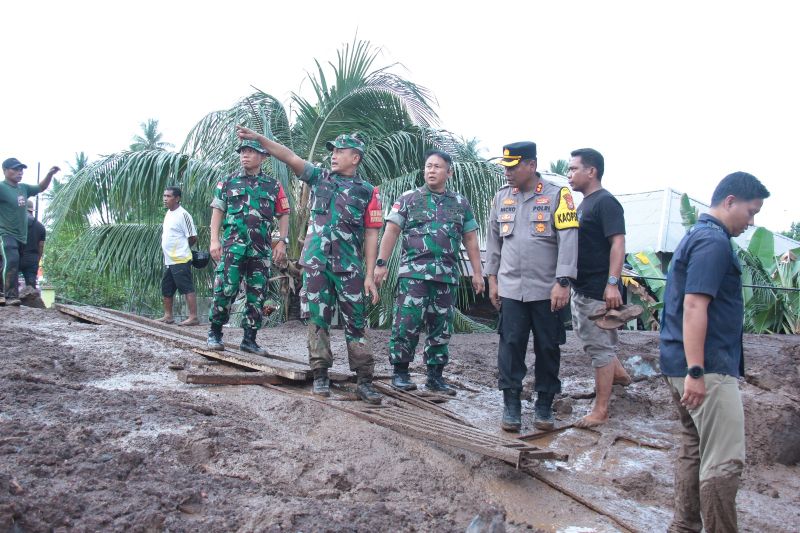 Jajaran Korem 152/Baabullah berjuang evakuasi korban banjir bandang 