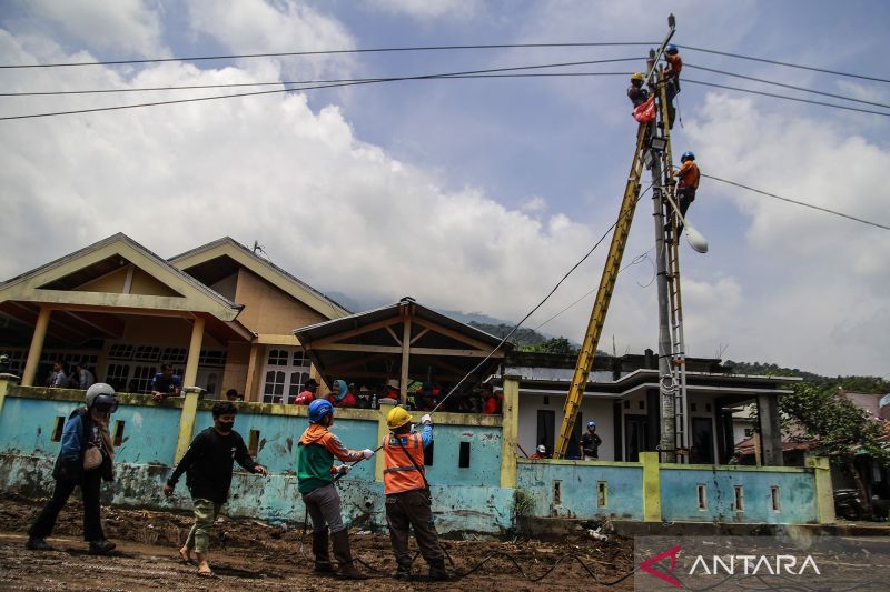 Pemulihan pasokan listrik pascabanjir bandang di Kelurahan Rua