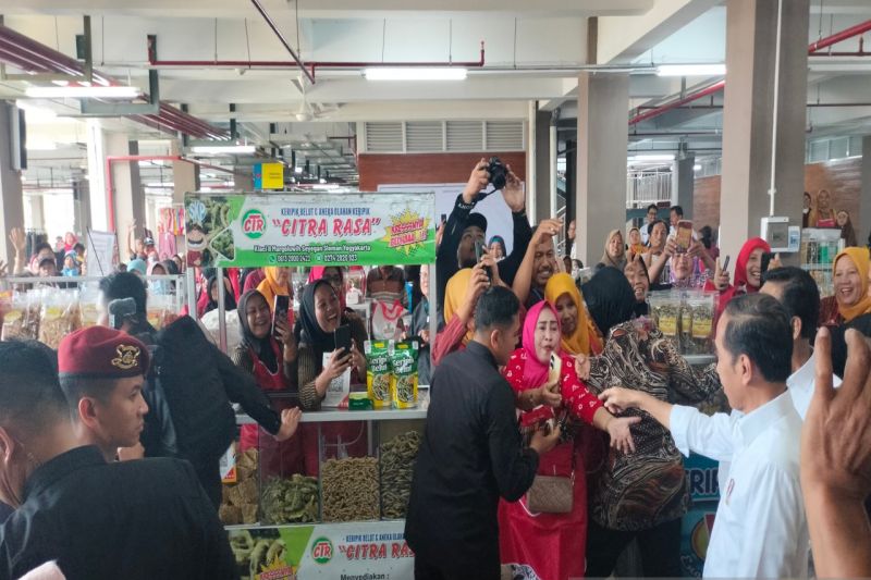 Ribuan pedagang-pembeli Pasar Godean Sleman "serbu" Presiden Jokowi