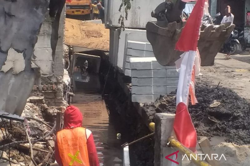 SDA Jakbar rehabilitasi saluran air sepanjang 350 meter di Cengkareng