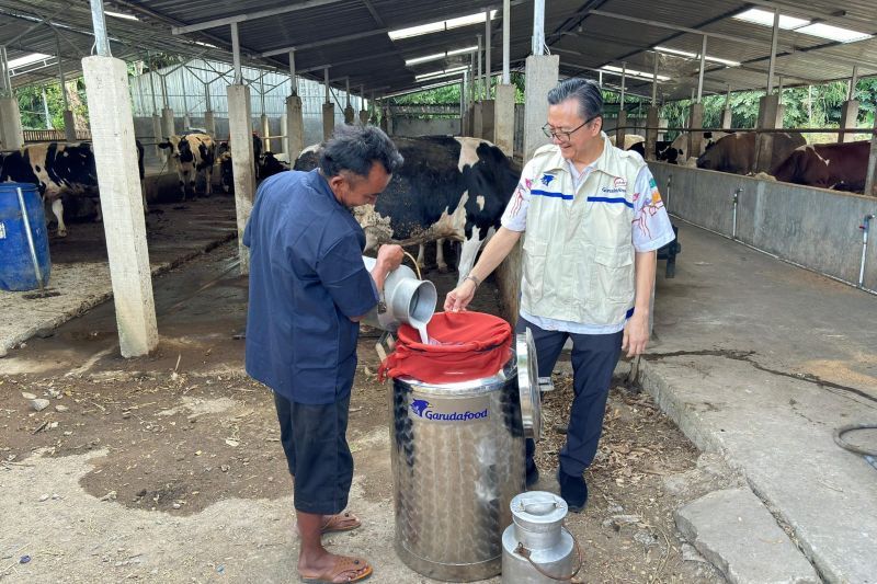 Garudafood sumbang wadah penampung susu ke mitra binaan di Boyolali