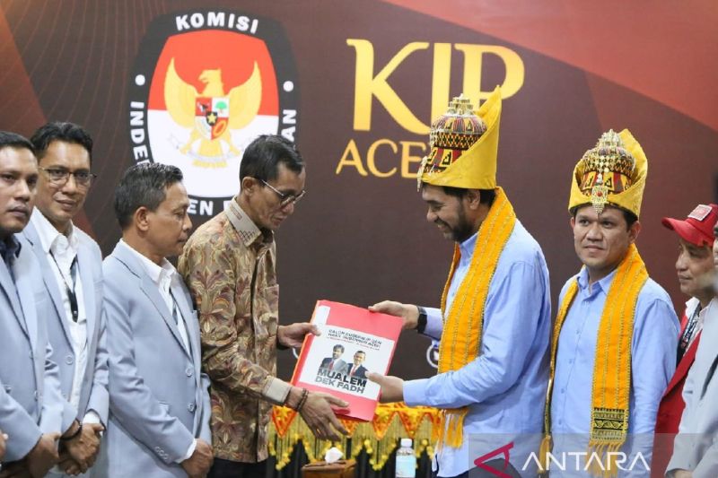 Mualem-Dek Fad resmi daftar Pilgub Aceh dengan koalisi besar