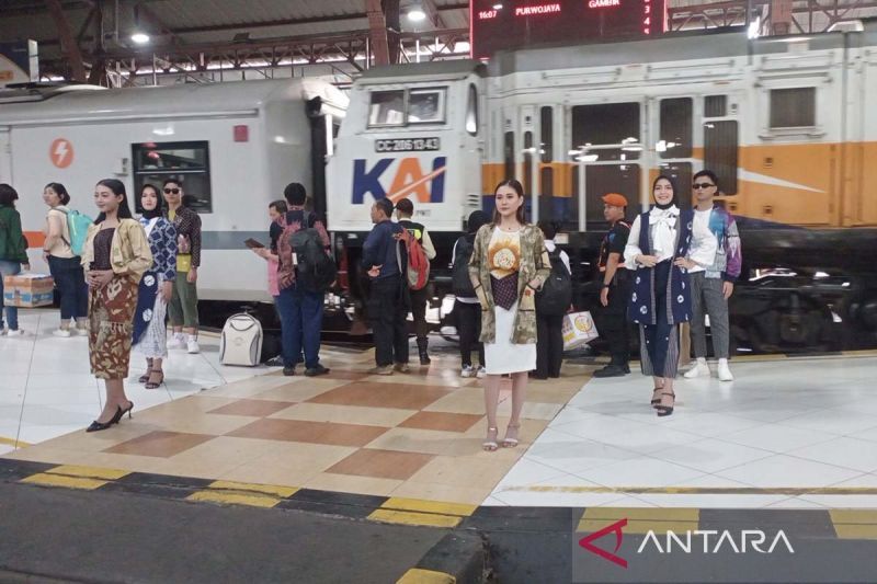 Beragam busana batik khas Banyumas dipamerkan di Stasiun Purwokerto