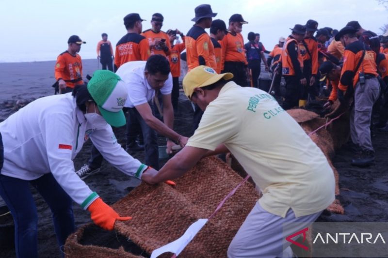 BNPB cegah abrasi di pesisir Jateng dengan bronjong ramah lingkungan