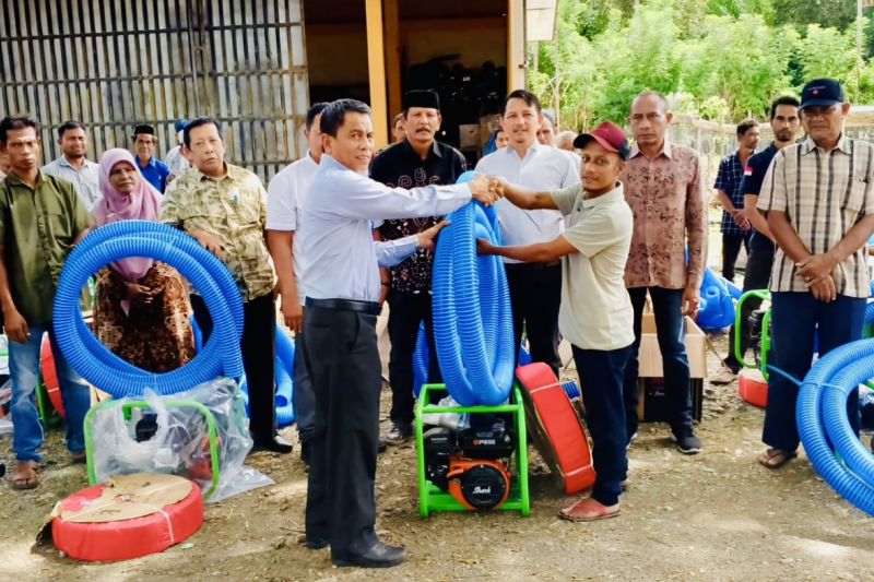 Pemkab Nagan Raya salurkan 38 unit pompa air untuk kelompok petani 