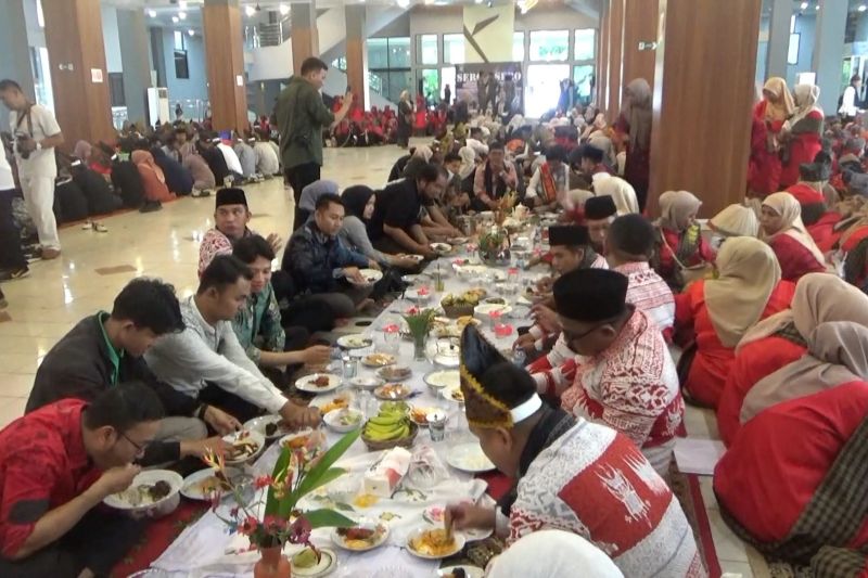 Mengenalkan makan bajamba dan kokok ayam bertingkat kepada wisatawan 